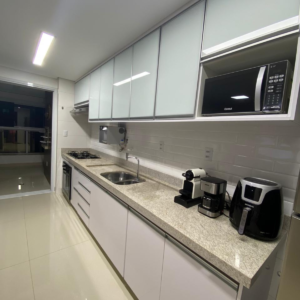 Armário cozinha inferior e superior em MDF branco Laka e vidro branco leitoso