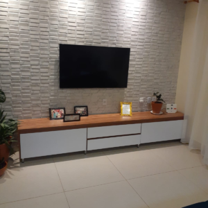 Rack Planejado em MDF Branco e Louro Freijó